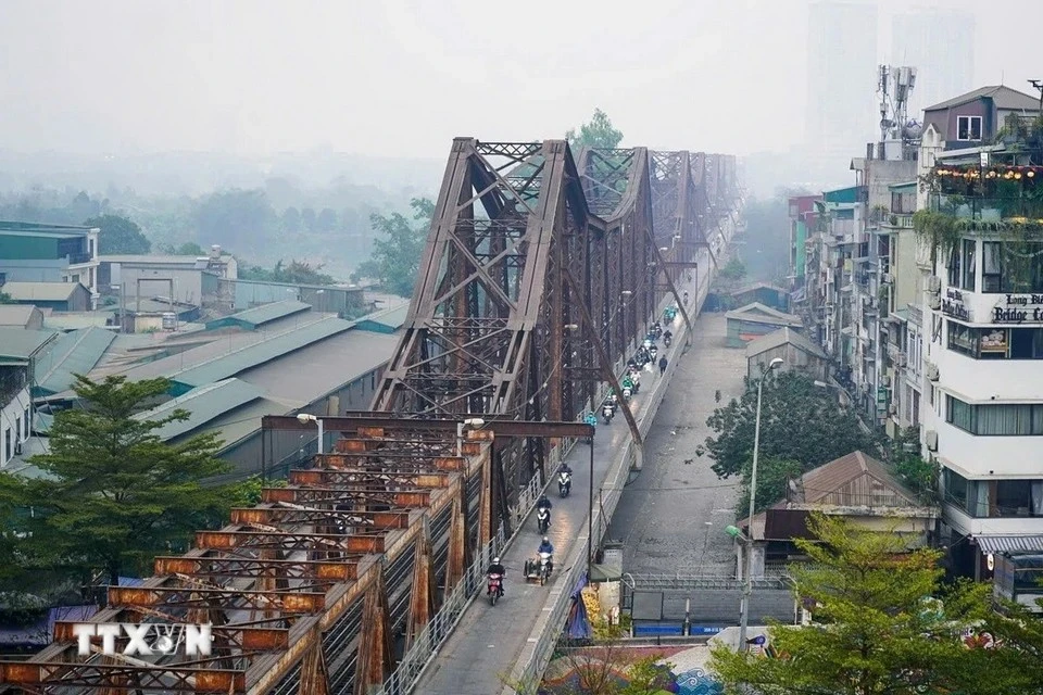 龙边桥采用法式建筑风格设计，横跨红河两岸，全长2290米，其中引桥长896米，桥体由19个钢梁桥跨和20根高大坚固的桥墩支撑。雄伟的结构与独特设计，使龙边桥早就成为河内最具代表性的标志性工程之一。图自 越通社