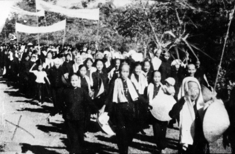 1960年1月17日，在党的领导下，槟椥省省委带领人民开展了同起运动。这场起义吸引了超过百万的人民参与，无论男女老少、民族和宗教背景，大家齐心协力，共同掀起了一场广泛而强大的革命浪潮，将南方革命从防御阶段推向了战略进攻阶段。“长发军”正在同起运动中诞生，成为越南民族解放斗争中值得骄傲的象征，展现了越南民族“敌人入侵，妇女同样参战”的英雄精神。图中：槟椥省“长发军”反对美帝与吴廷琰政府推行战略村政策的斗争场景。图自越通社