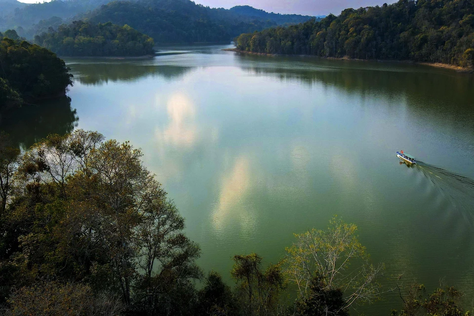 游客可乘船畅游巴空湖，全方位欣赏湖区壮丽的自然风光，感受湖光山色的宁静与魅力。图自 越通社