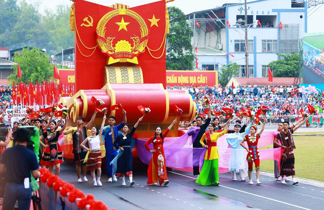 举国旗和其他旗帜列队。图自越通社 2.jpg