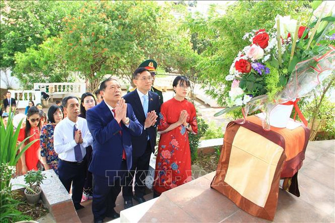 越南驻阿尔及利亚大使馆在胡伯伯纪念碑前举行献花仪式。图自越通社 1.jpg
