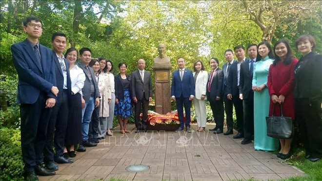 越南驻法国大使馆与越南驻比利时王国大使馆在蒙特勒公园的胡志明主席纪念碑前举行献花仪式。图自越通社 2.jpg
