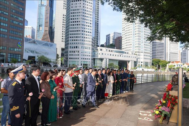 新加坡驻越大使馆干部、人员向胡伯伯献上鲜花。图自越通社 6.jpg