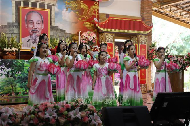 旅居泰国越南儿童唱歌庆祝胡伯伯诞辰。图自越通社 5.jpg