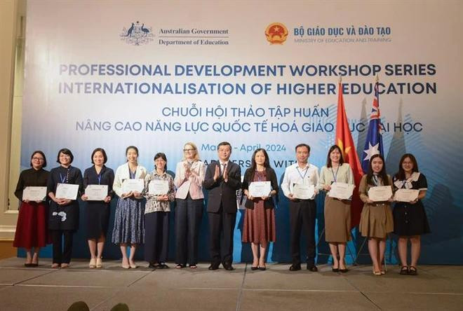 参加培训计划的干部和讲师获得认证。图自Vietnam+ 3.webp
