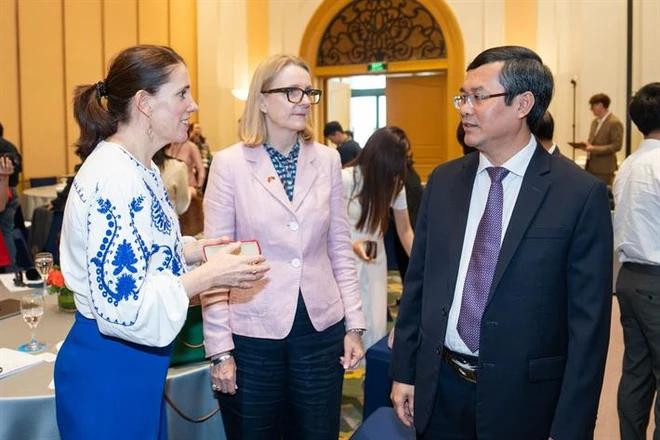 阮文福副部长与澳大利亚驻越南大使馆临时代办萨拉·胡珀(Sarah Hooper)在培训会上进行讨论。图自Vietnam+ 2.webp