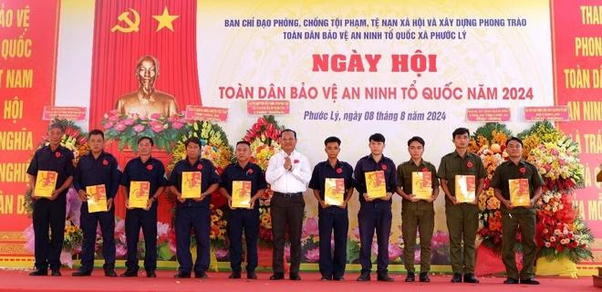 芹湥县委书记张清廉向保护祖国安全力量送去礼品。图自越通社 long-an-bao-ve-an-ninh-to-quoc-8183.jpg.webp