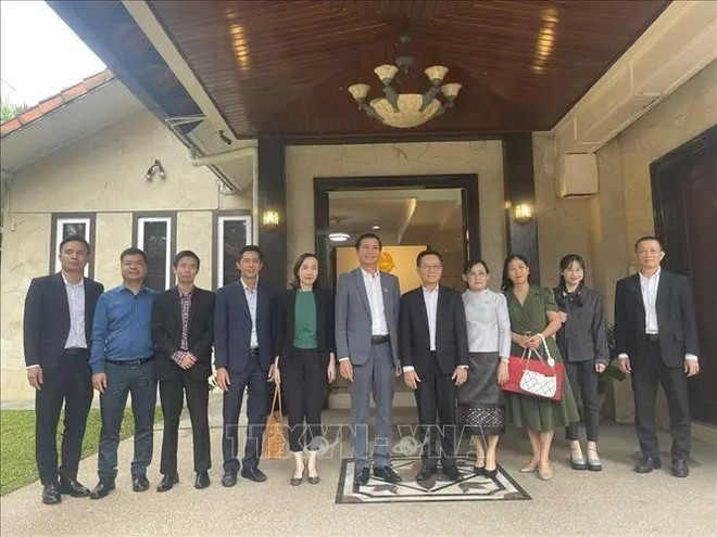 越南驻马来西亚大使丁玉玲已率团走访老挝驻马来西亚大使馆并祝贺老挝国庆49周年。图自越通社 uuid=E40DBFE9-C09A-4378-9050-A97BD12C6675&code=001&library=1&type=1&mode=1&loc=true&cap=true.webp
