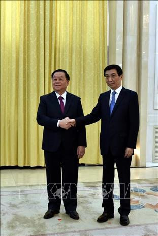 越共中央政治局委员、中央书记处书记、中央宣教部部长阮仲义(左)与中共中央政治局常委、中国全国政协主席王沪宁握手。图自越通社 uuid=2076D237-E373-4F01-AC77-422DC5126C05&library=1&type=1&mode=1&loc=true&cap=true.jpg