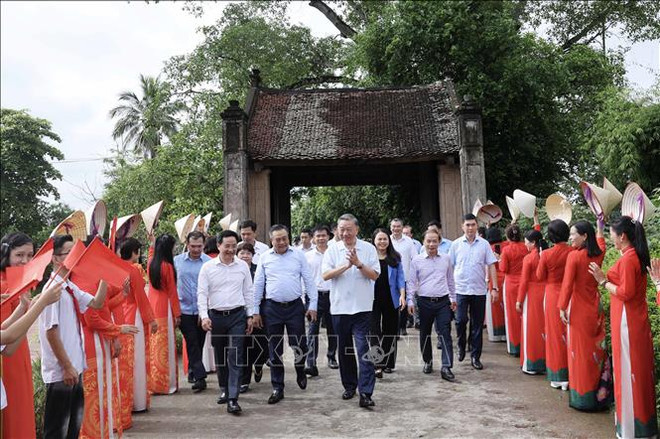 越南国家主席苏林走访河内山西唐林古村。图自越通社 vna_potal_chu_tich_nuoc_to_lam_tham_nhan_dan_lang_co_duong_lam_son_tay_ha_noi_stand (3).jpg