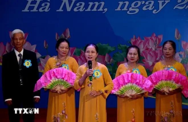 老年人参加河南省“老年人幸福生活,健康生活,积极宣传人口政策法律”知识竞赛活动。图自越通社 4.webp