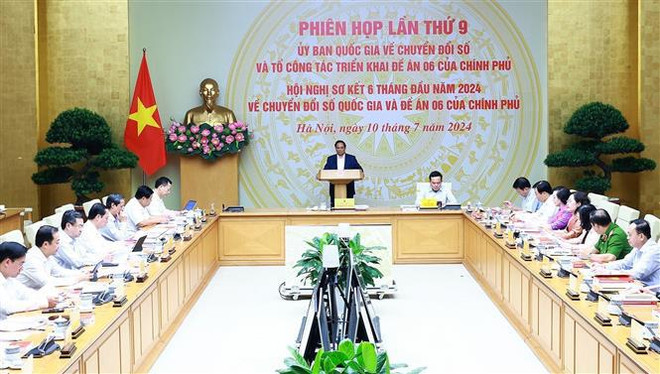 第九次会议和政府6号项目实施工作组第九次会议场景。图自越通社 vna_potal_thu_tuong_chu_tri_so_ket_cong_tac_chuyen_doi_so_quoc_gia_6_thang_dau_nam_7474800.jpg