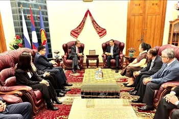 越南驻俄罗斯联邦大使馆代表团前往老挝驻俄罗斯大使馆致以节日祝贺。图自越通社