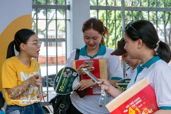 劳动者在由胡志明市青年就业服务中心（YES Center）举办的“2025年劳动者接力”活动中求职。图自越通社