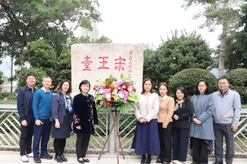 越南驻香港（中国）总领事馆代表团参观位于香港特别行政区九龙区的宋王台古迹。图自越通社