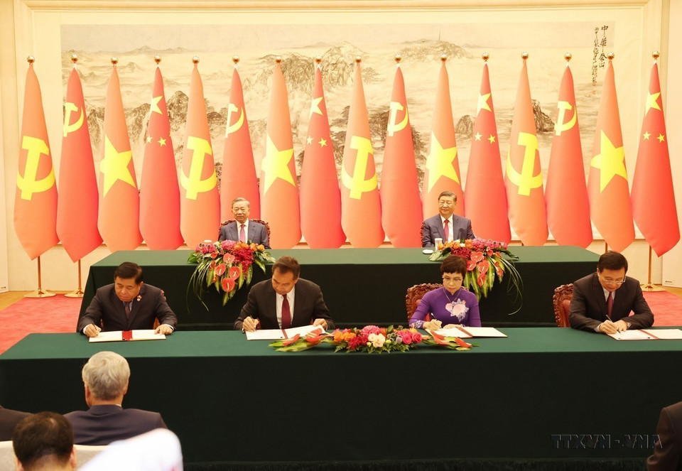 越共中央总书记、国家主席苏林与中共中央总书记、国家主席习近平共同见证越南通讯社与新华社（右）业务合作协议和两国投资合作协议（左）签字仪式（北京，2024年8月19 日）。图自越通社