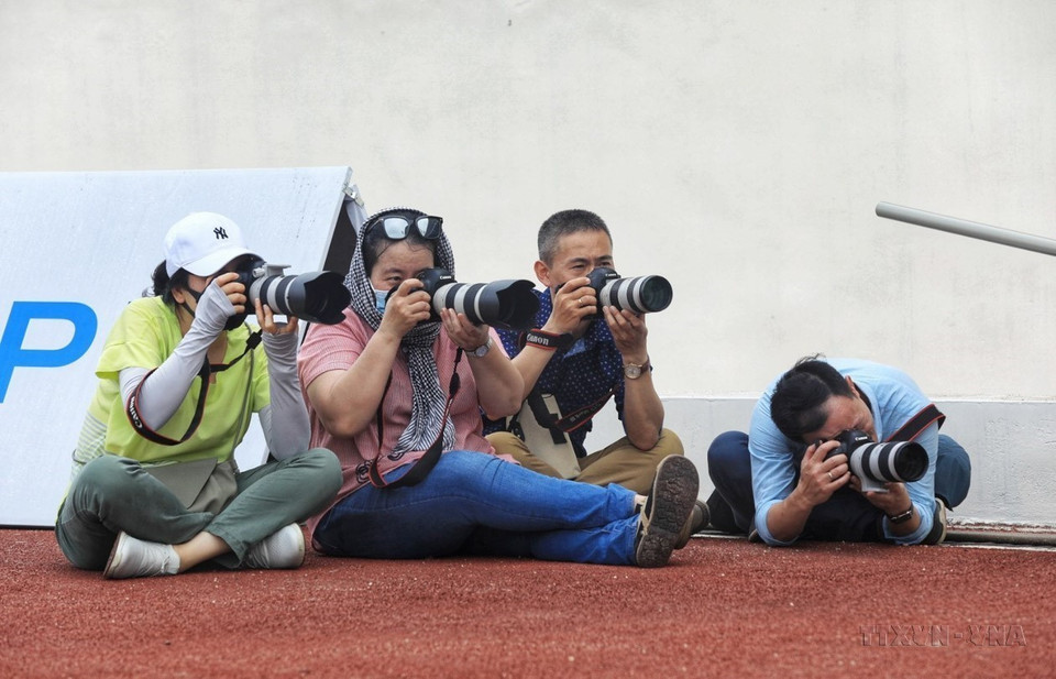 越通社图片编辑部的一组记者在越南举行的第31届东南亚运动会(SEA Games 31)上进行拍摄。图自越通社