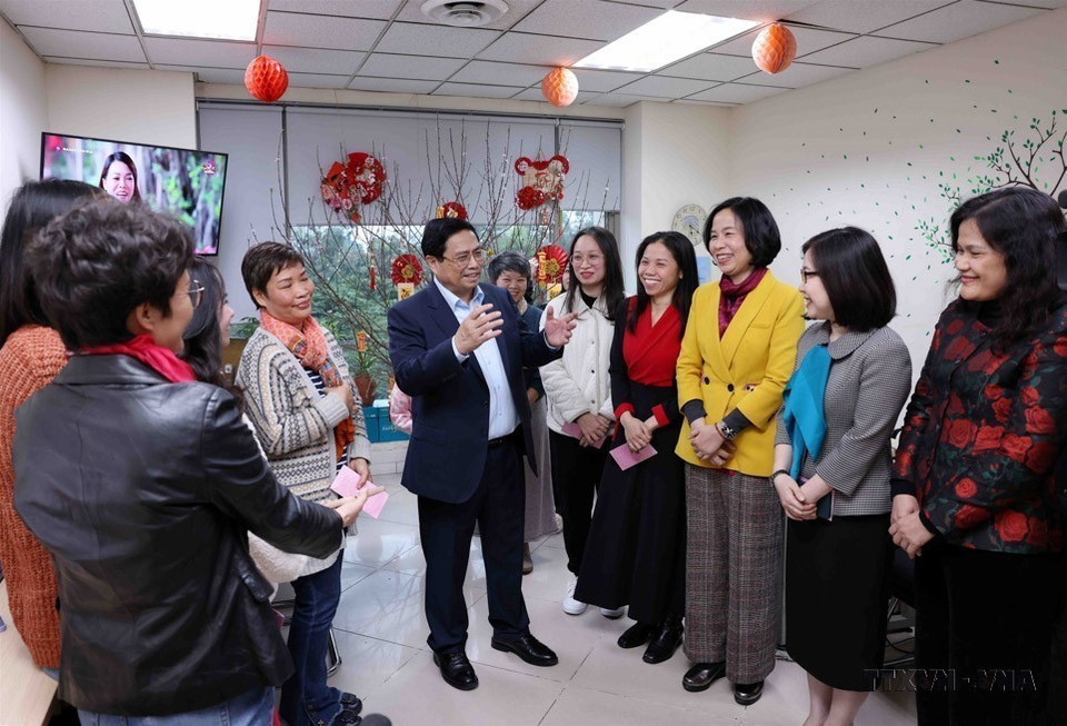 政府总理范明政于2024年2月9日(大年三十)下午对世界新闻编辑部的记者和编辑们表示激励和祝贺。图自越通社