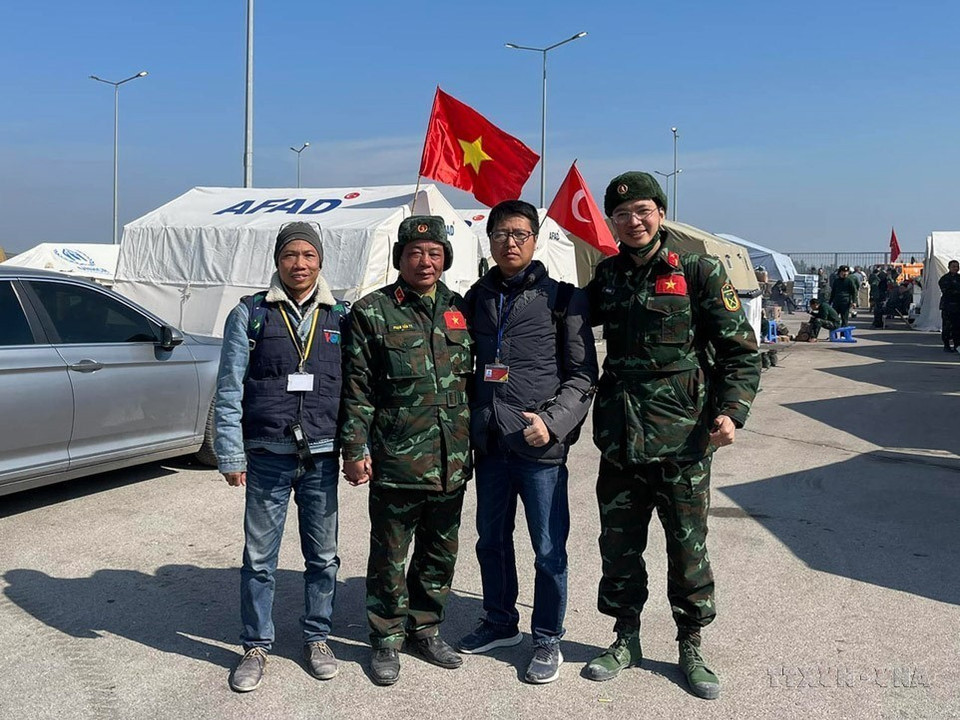 越南通讯社记者海灵(右二)在土耳其报道2023年2月发生的数百年来最大的地震灾害。图自越通社