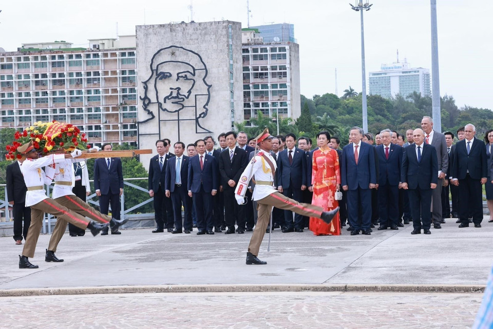 苏林总书记、国家主席和夫人以及越南高级代表团前往设在哈瓦那革命广场的何塞·马蒂纪念碑敬献花圈,同时参观何塞·马蒂纪念区。图自越通社