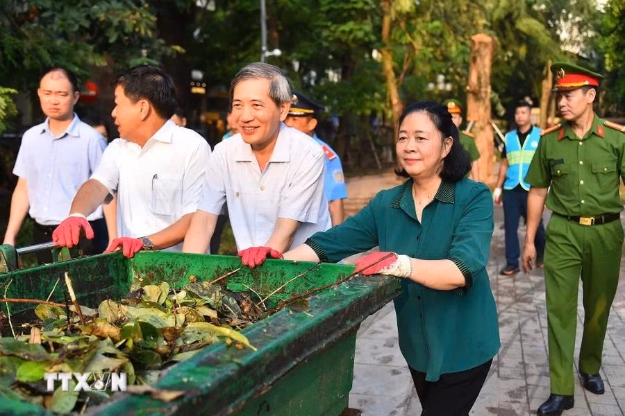 河内市委书记裴氏明怀在万春花园与群众一起参与环境卫生清理工作。图自越通社