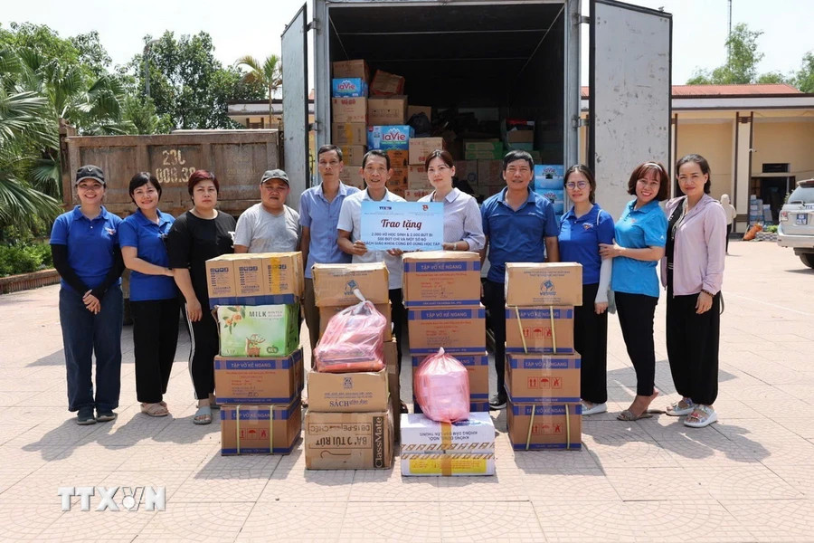 越通社媒体发展中心代表向夏和县受影响的学校赠送了2000本笔记本、2000支圆珠笔、500支铅笔以及教科书和其他学习用品。 图自越通社