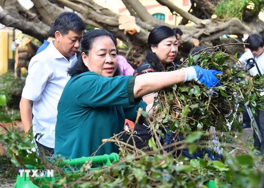 河内市委书记裴氏明怀在还剑郡陈兴道街与群众一起参与环境卫生清理工作。图自越通社