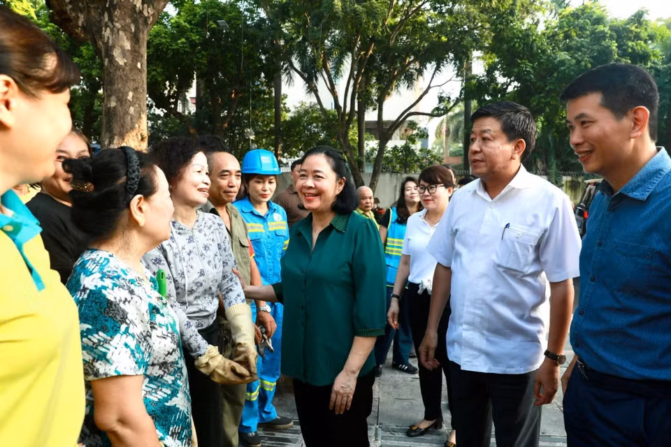 河内市委书记裴氏明怀鼓励干部群众携手努力，共同净化首都环境。图自越通社