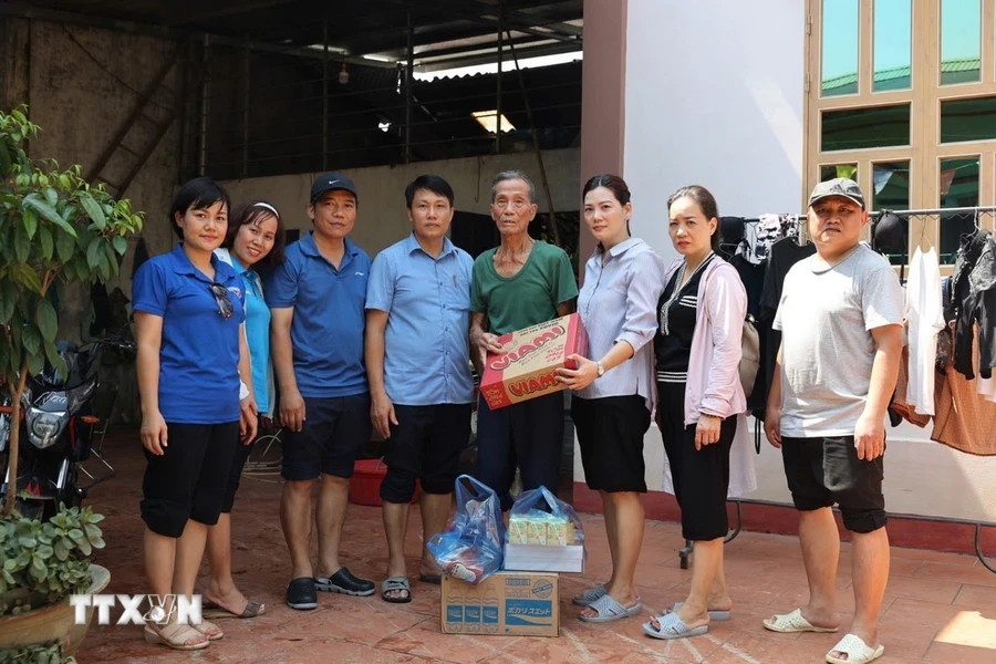 越南通讯社胡志明共青团与媒体发展中心工作代表团直接走访并支援富寿省夏和县受第三号台风影响的家庭。图自越通社