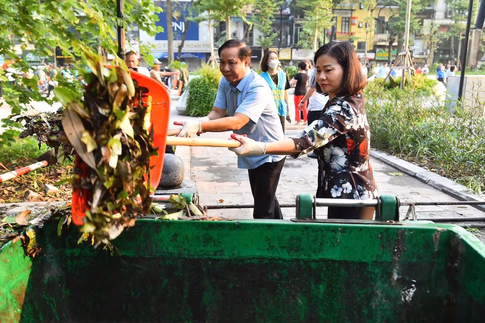河内市委常务副书记阮氏线在万春花园与群众一起参加环境卫生清理工作。图自越通社