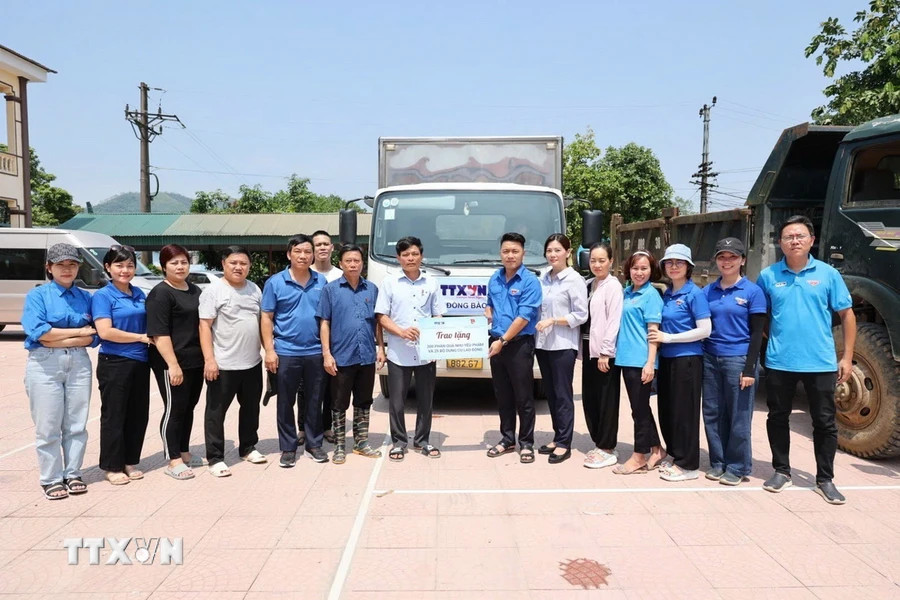 越南通讯社胡志明共青团代表向受灾群众赠送了300份生活必需品和25套劳动工具。图自越通社