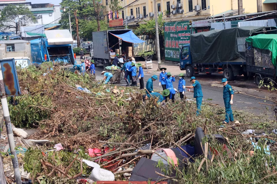 青年团员在巴亭郡福舍坊红河街参加环境清洁工作。图自越通社