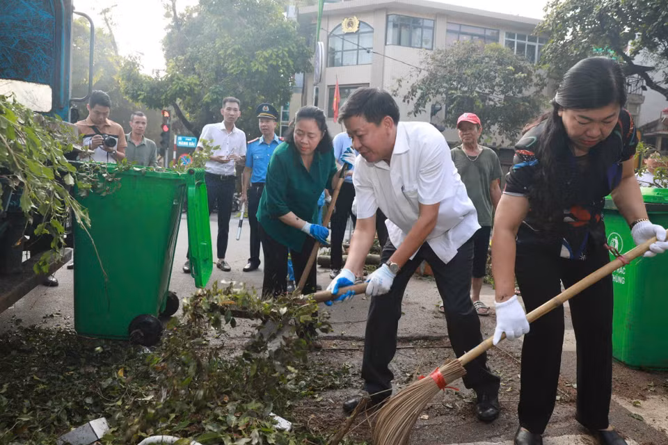河内市委书记裴氏明怀参加环境卫生整治工作。图自越通社