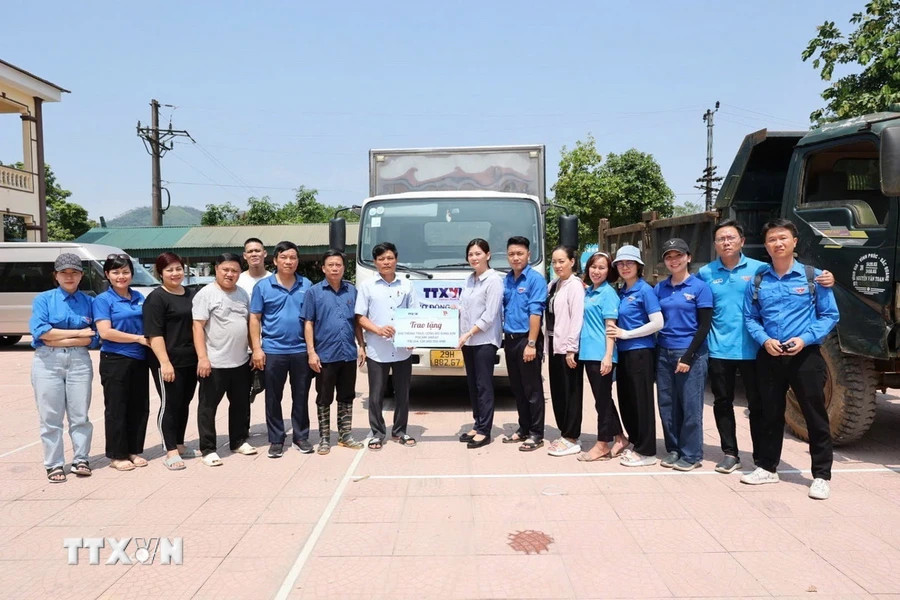 越通社媒体发展中心代表向灾民赠送300箱饮料。图自越通社