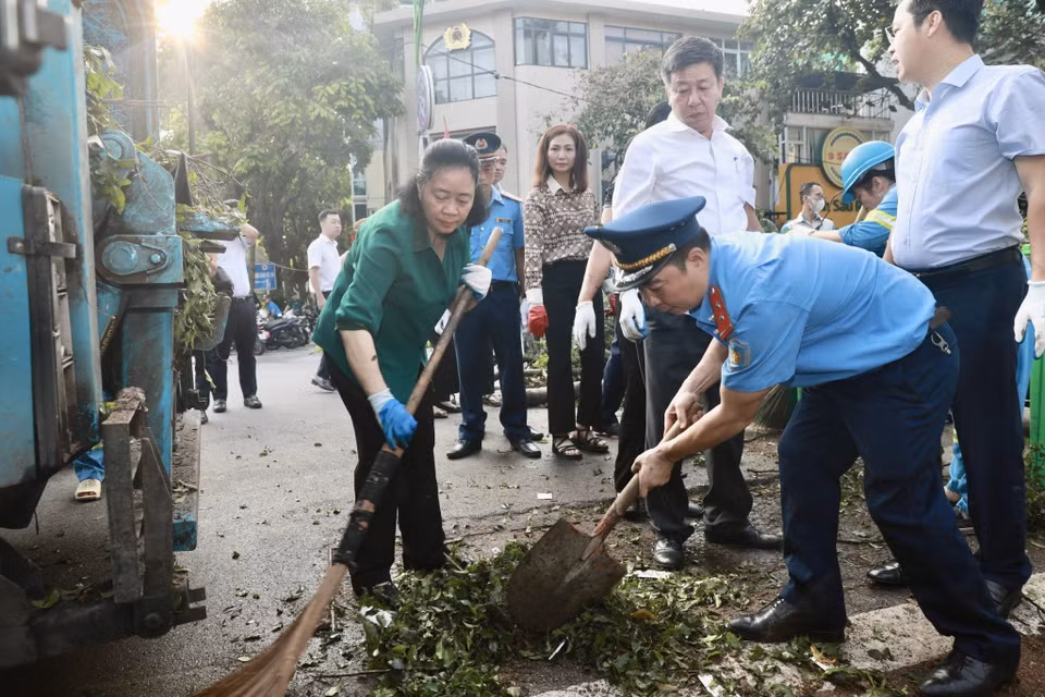河内市委书记裴氏明怀与群众参与清洁和总体环境卫生工作。图自越通社