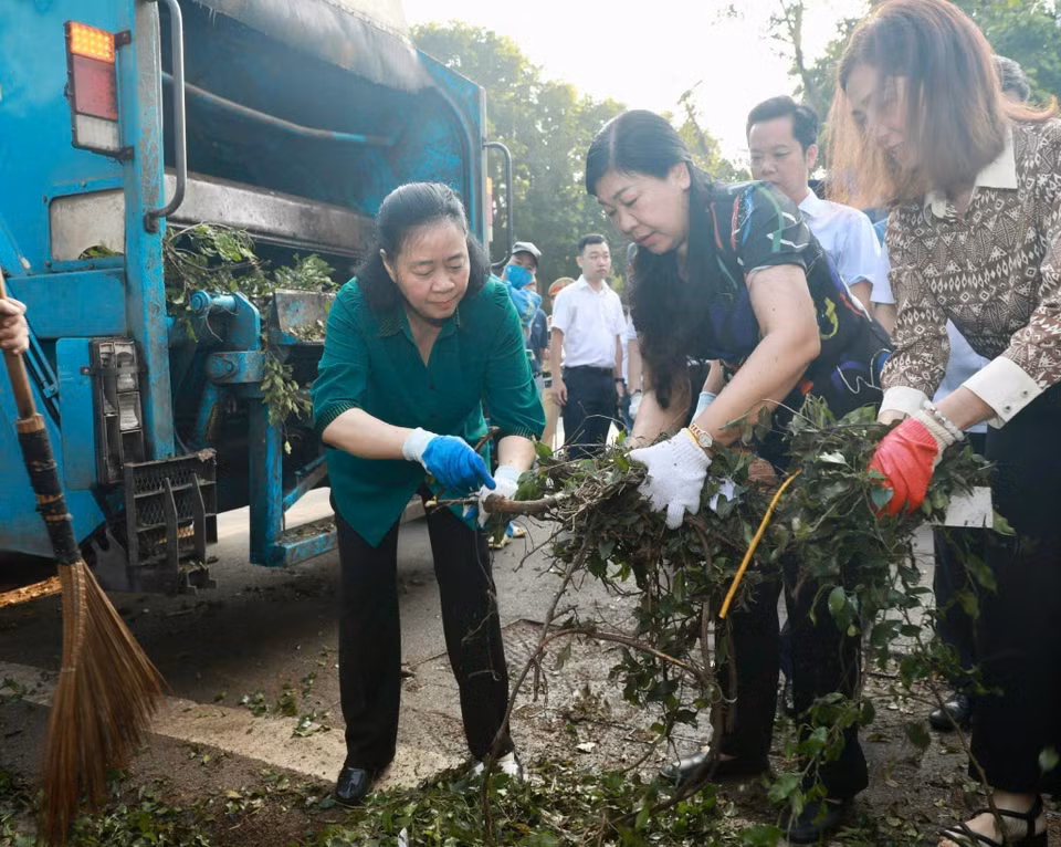 河内市委书记裴氏明怀在还剑郡陈兴道街与群众一起参与环境卫生清理工作。图自越通社