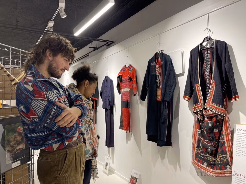 收藏家Alain Dussarps的越南民族服饰展。此次展览展现了法国朋友，尤其是收藏家Alain Dussarps对越南的感情，为培育两国人民的友谊作出贡献。图自越通社