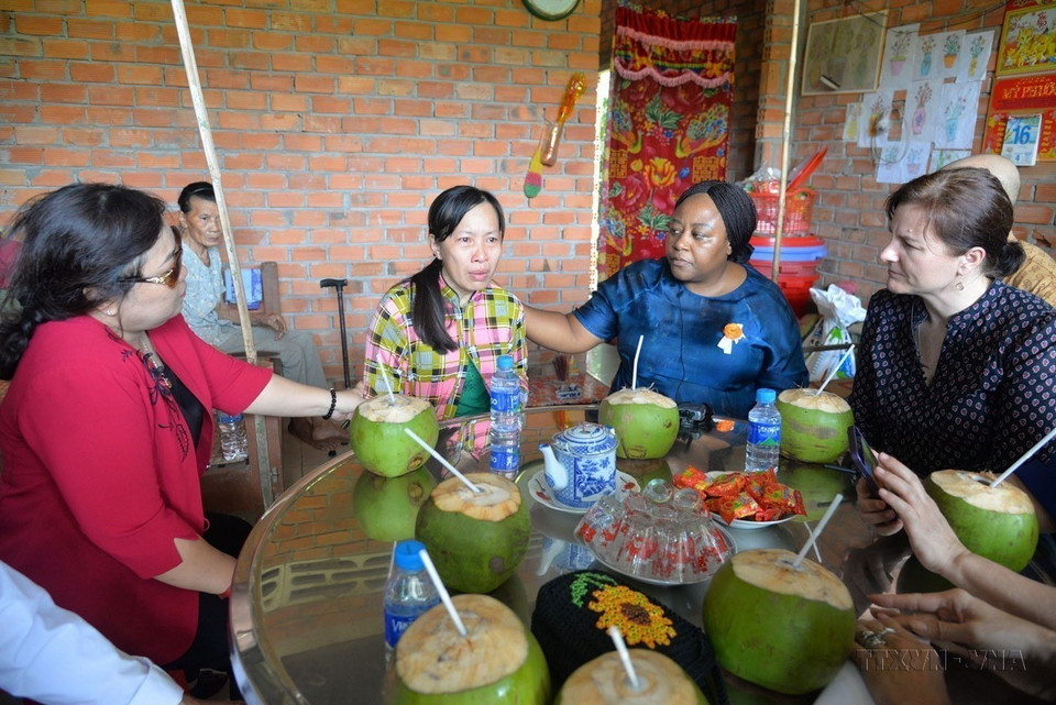 2023年，澳大利亚驻越南大使馆与联合国妇女署前往前江省实地考察“应对紧急情况与支持遭受第四波新冠疫情严重影响的家庭暴力受害女性恢复项目”的实施情况。图自 越通社