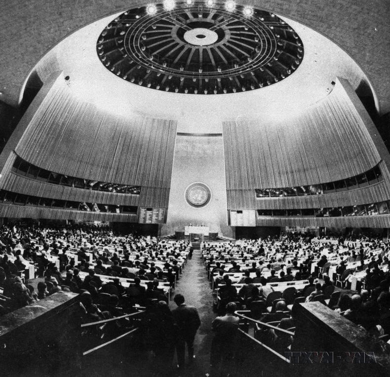 1977年9月20日，在美国纽约召开的第32届联合国大会通过决议，认定越南符合《联合国宪章》规定的联合国会员国资格。图自 越通社