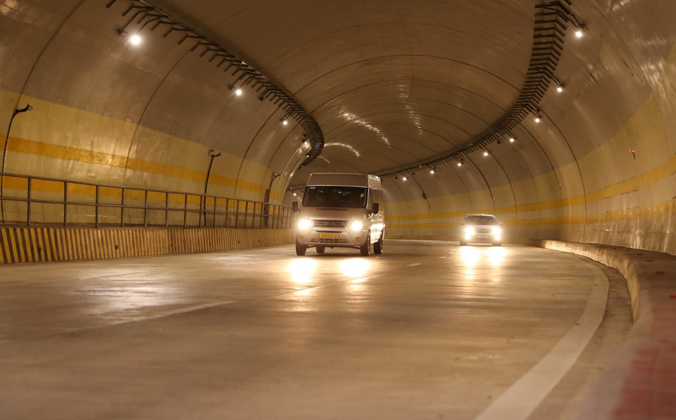 该工程的亮点是两条穿山隧道，长235m，共设有三车道。这是广宁省最长的公路隧道。图自越通社