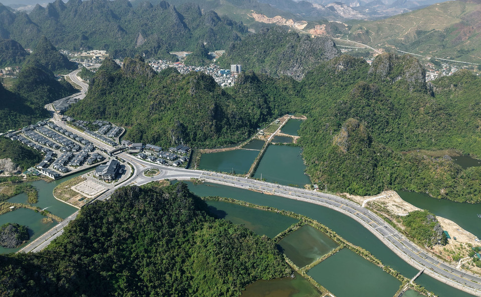 经过光哼温泉旅游区，前往锦普市的路口。图自越通社