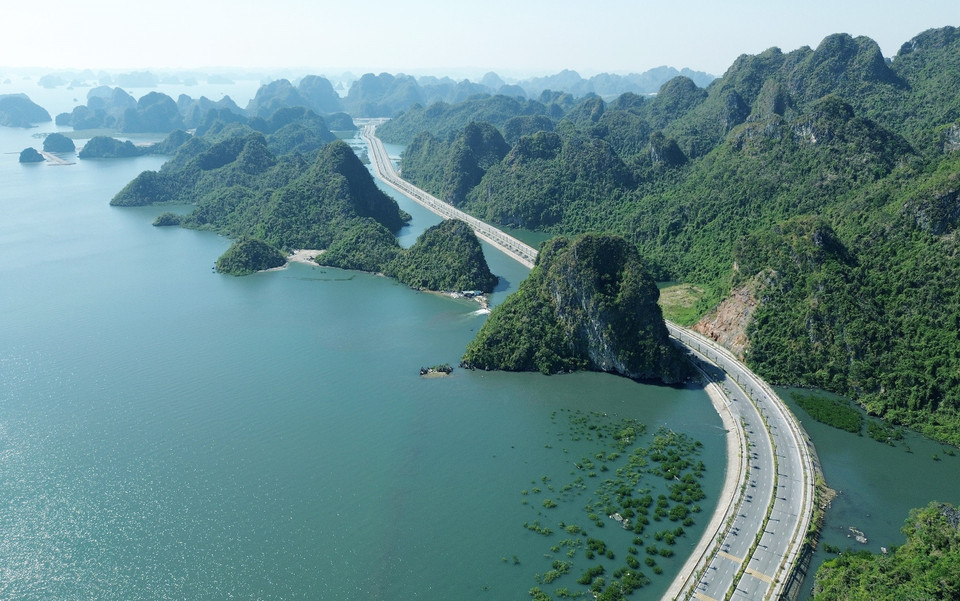 穿过石灰岩山脉的沿海路线是当地建筑和景观的一大亮点，也是游客观赏和体验的旅游目的地。图自越通社