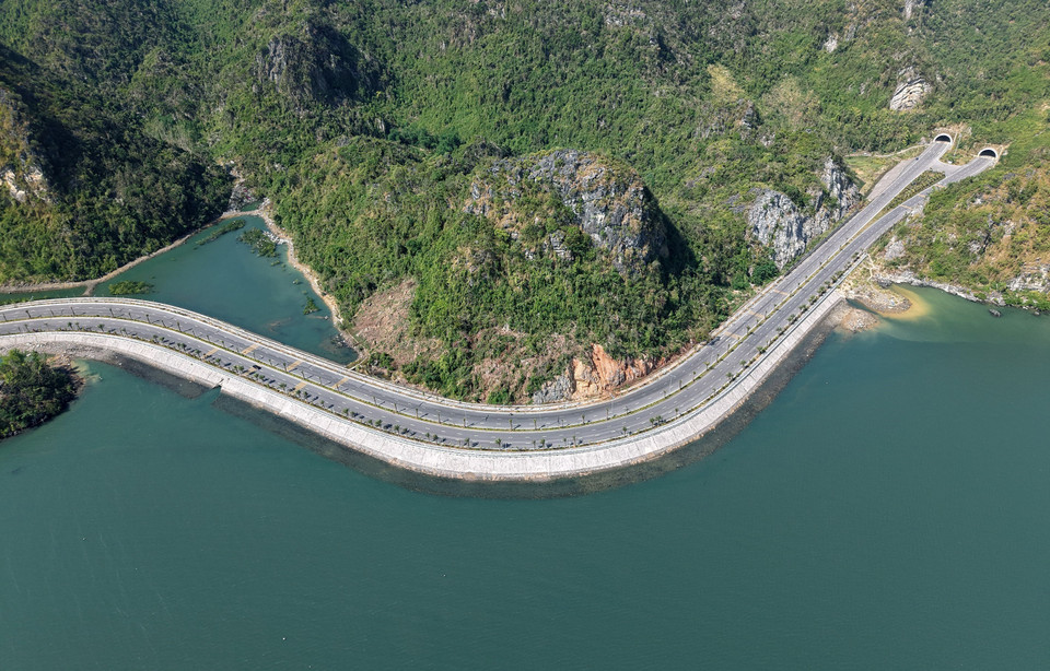 沿海公路的独特之处在于其蜿蜒于天然石灰岩山脉之间的曲线。图自越通社