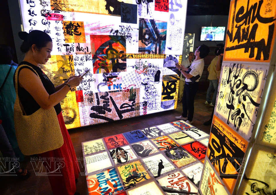 国语书法作品颇受参观者的关注。图自越通社/越南画报