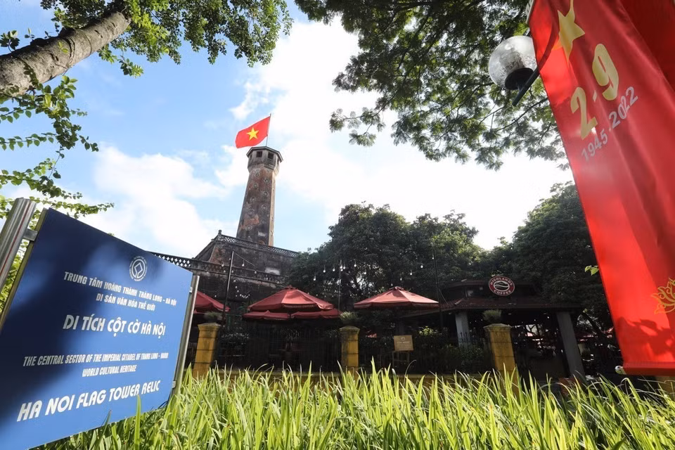 八月的秋天，河内旗台遗迹区周围装饰着旗帜和海报。图自越通社