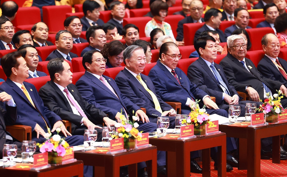 越共中央总书记、国家主席苏林,政府总理范明政,国会主席陈清敏以及多位党、国家领导人和前领导人出席大会开幕式。图自越通社