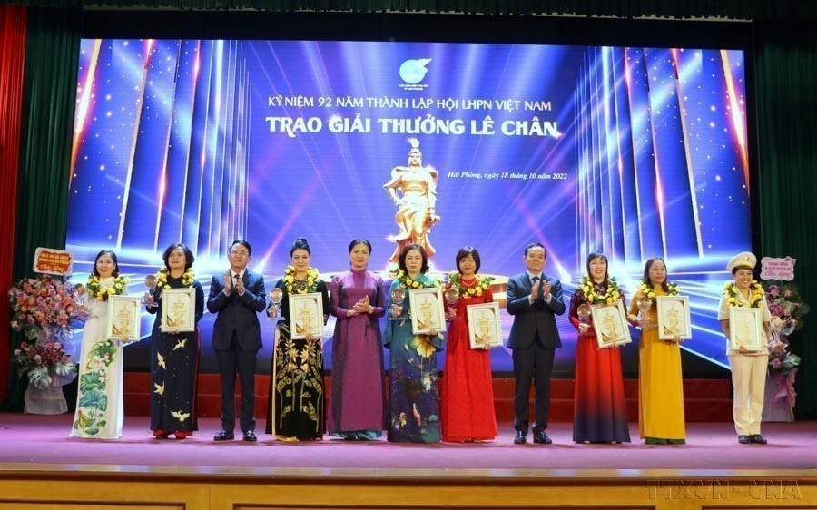 8名模范女性荣获由海防市妇女联合会举办的第十二届黎真奖(2022年10月18日)。图自越通社