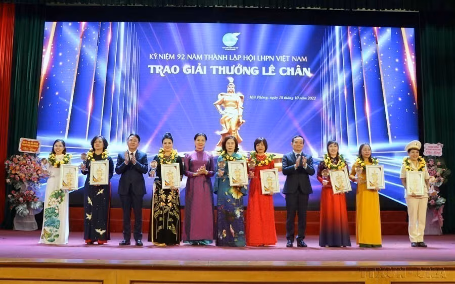 8名模范女性荣获由海防市妇女联合会举办的第十二届黎真奖（2022年10月18日）。图自越通社