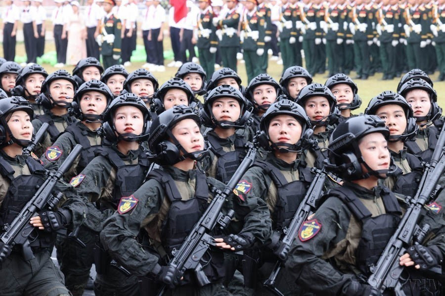 女特警士兵参加奠边府历史性胜利70周年(1954年5月7日至2024年5月7日)庆典的阅兵式。图自越通社