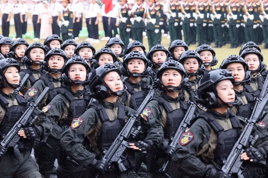 女特警士兵参加奠边府历史性胜利70周年（1954年5月7日至2024年5月7日）庆典的阅兵式。图自越通社